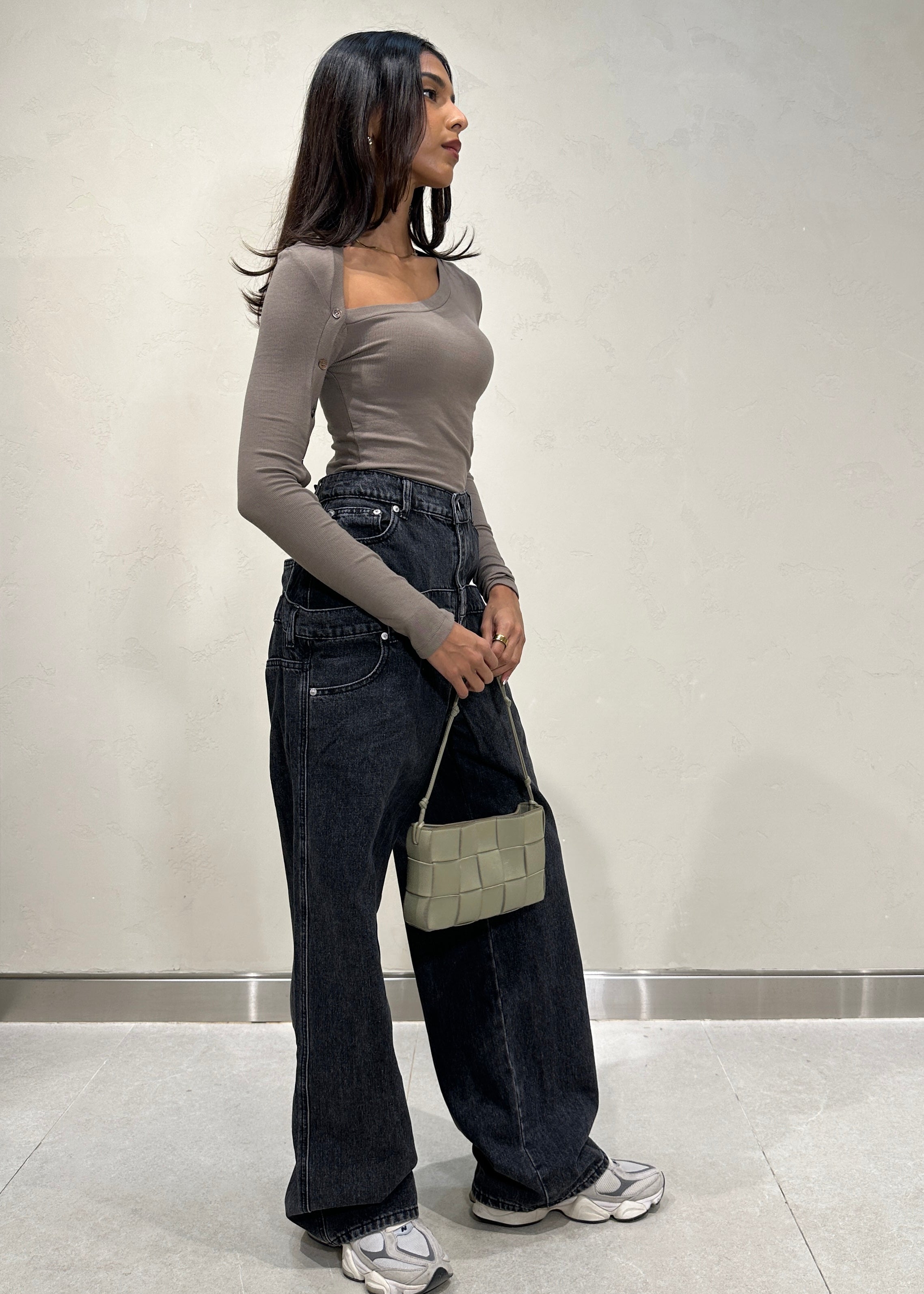 Side button slim fit t-shirt